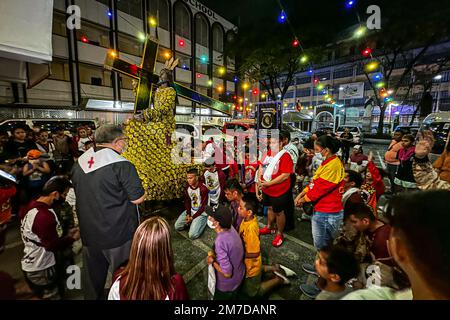 9 gennaio 2023, Manila, Manila, Filippine: Filipino devoers ginocchio dopo aver portato una replica della statua del Nazareno Nero ad una chiesa nel centro di Manila, come parte delle celebrazioni del festival religioso Nazareno Nero. Con la città di Manila che sospende le classi e il lavoro del governo il 9 gennaio, si tengono messes e processioni e si osservano altri protocolli del festival. La venerazione del Nazareno Nero è profondamente radicata tra i filippini. (Credit Image: © Daniel Ceng Shou-Yi/ZUMA Press Wire) Foto Stock