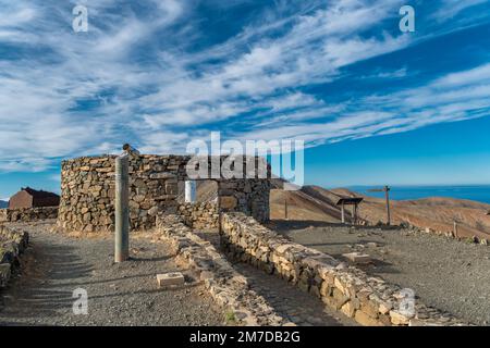 Punto di osservazione stellare sulle montagne di Fuerteventura nella costa occidentale vicino a Betancurioa, Spagna Foto Stock