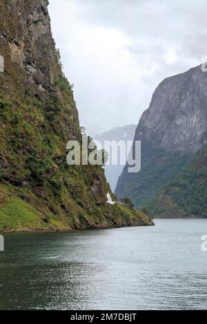 Si tratta del Naeroyfjord (una derivazione del Sognefjord), il fiordo più stretto della Norvegia, dichiarato patrimonio dell'umanità dall'UNESCO. Foto Stock