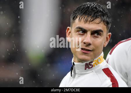 Paulo Dybala di AS Roma guarda durante la Serie Una partita di calcio tra AC Milan e AS Roma. Milano e Roma disegnarono 2-2. Foto Stock