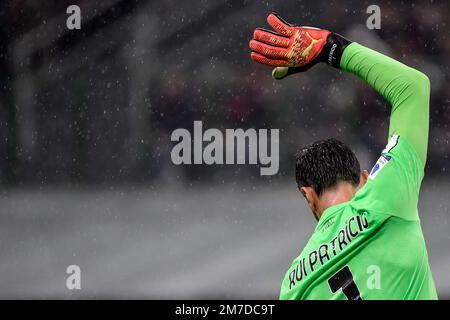 Rui Patricio di AS Roma si scalda durante la Serie Una partita di calcio tra AC Milan e AS Roma. Milano e Roma disegnarono 2-2. Foto Stock
