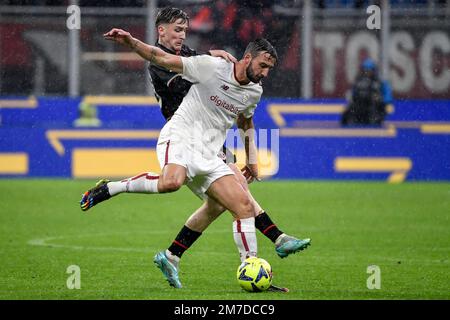 Alexis Saelemaekers di AC Milan e Bryan Cristante di AS Roma si sfidano per la palla durante la Serie A partita di calcio tra AC Milan e AS Roma. Mi Foto Stock