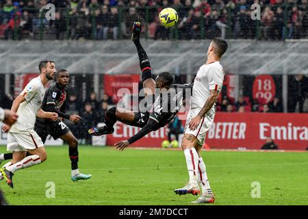 Fipayo Tomori dell'AC Milan, sfidato da Gianluca Mancini di AS Roma, prova un overhead durante la Serie A partita di calcio tra l'AC Milan e AS Roma Foto Stock