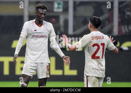 Tammy Abraham di AS Roma (l) festeggia con il compagno di squadra Paulo Dybala dopo aver segnato il gol di 2-2 durante la Serie A partita di calcio tra AC Milan A. Foto Stock