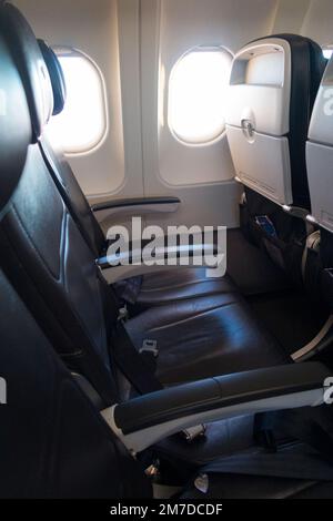 Posto a sedere vuoto / fila di posti a sedere vuoti su Airbus A319 / aereo A320 / aereo / cabina aereo durante un volo. Gli aerei erano pieni al 50%, quindi a metà capacità. Foto Stock