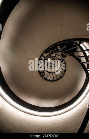 Parigi, Francia - 28 2022 dicembre: Le scale a chiocciola nell'Arco di Trionfo a Parigi Foto Stock