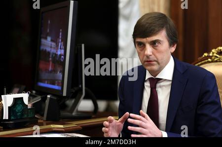 Mosca, Russia. 09th Jan, 2023. Il ministro russo dell'Istruzione Sergei Kravtsov, di destra, risponde durante un incontro faccia a faccia con il presidente Vladimir Putin all'ufficio del Cremlino, il 9 gennaio 2023 a Mosca, Russia. Credit: Mikhail Klimentyev/Kremlin Pool/Alamy Live News Foto Stock