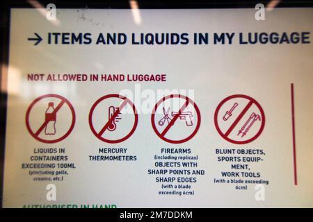 Schermo LCD con segnale di avvertimento che mostra i bagagli a mano vietati al momento del check-in della cintura di sicurezza/check-in dei passeggeri all'aeroporto GVA di Ginevra. Svizzera. (133) Foto Stock