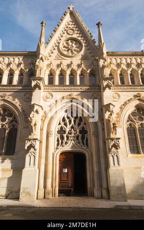 Recentemente restaurato e pulito esterno scultura in pietra e pietra sopra la porta d'ingresso Abbey-Church dell'Abbazia di Hautecombe a Saint-Pierre-de-Curtille vicino Aix-les-Bains in Savoia, Francia. (133) Foto Stock