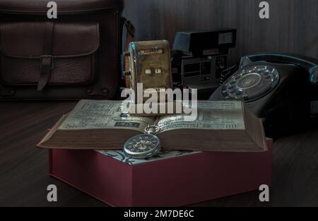 Bangkok,Thailandia - 29 Dic, 2022 - Old Antique Brass Desktop Perpetual Calendar che mostra il 1th gennaio ( Vintage Perpetual calendar ) messo su e vecchio bo Foto Stock