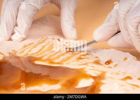 mano con estratto di salsa di cera di cannabis , resina thc concentrata. Foto Stock