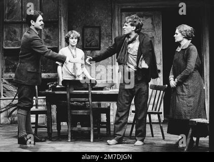 l-r: Bryan Murray (Charles Bentham), Dearbhla Molloy (Mary Boyle), Gerard Murphy (Johnny Boyle), Judi Dench (Juno) a JUNO E IL PAYCOCK di Sean o'Casey alla Royal Shakespeare Company (RSC), Aldwych Theatre, Londra WC2 07/10/1980 scenografia: John Lindny Gunter o direttore dell'illuminazione Foto Stock