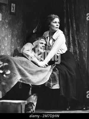 Gerard Murphy (Johnny Boyle), Judi Dench (Juno) a JUNO E IL PAYCOCK di Sean o'Casey alla Royal Shakespeare Company (RSC), Aldwych Theatre, Londra WC2 07/10/1980 scenografia: John Gunter Costumi: Lindy Hemming illuminazione: David Hersey regista: Trevor Nunn Foto Stock