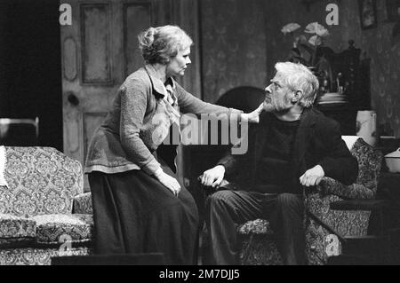 Judi Dench (Juno), Norman Rodway (Capitano Boyle) a JUNO E IL PAYCOCK di Sean o'Casey alla Royal Shakespeare Company (RSC), Aldwych Theatre, Londra WC2 07/10/1980 scenografia: John Gunter Costumi: Lindy Hemming illuminazione: David Hersey regista: Trevor Nunn Foto Stock