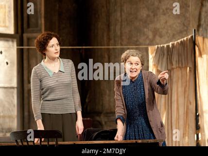 l-r: Clare Dunne (Mary Boyle), Sinead Cusack (Juno Boyle) a JUNO E IL PAYCOCK di Sean o'Casey al Teatro Lyttelton, Teatro Nazionale (NT), Londra SE1 16/11/2011 un Abbey Theatre Dublino & Teatro Nazionale Londra progetto di coproduzione: Bob Crowley illuminazione: James Farncombe regista: Howard Davies Foto Stock