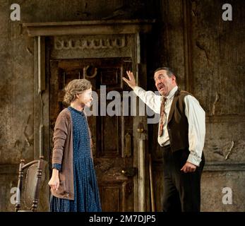 Sinead Cusack (Juno Boyle), Ciaran Hinds (Captain Jack Boyle) a JUNO E IL PAYCOCK di Sean o'Casey al Teatro Lyttelton, Teatro Nazionale (NT), Londra SE1 16/11/2011 un Abbey Theatre Dublino & Teatro Nazionale Londra progetto di co-produzione: Bob Crowley illuminazione: James Farncombe regista: Howard Davies Foto Stock