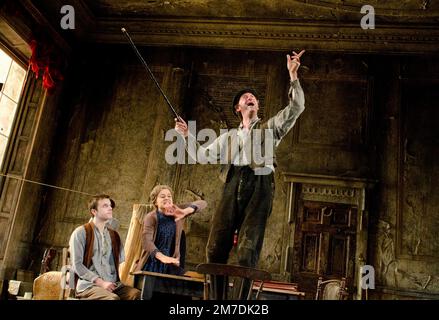 l-r: Ronan Raftery (Johnny Boyle), Sinead Cusack (Juno Boyle), Risteard Cooper (Joxer Daly) a JUNO E IL PAYCOCK di Sean o'Casey al Lyttelton Theatre, National Theatre (NT), Londra SE1 16/11/2011 An Abbey Theatre Dublin & National Theatre London Co-production design: Bob Farnley direttore illuminazione: James Farncomes: Howard Foto Stock