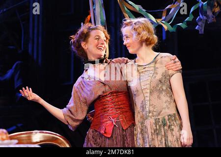 l-r: Aoife McMahon (Maisie Madigan), Maureen o'Connell (Mary Boyle) a JUNO E IL PAYCOCK di Sean o'Casey al Bristol Old Vic, Bristol, Inghilterra 10/09/2014 coproduzione con Liverpool Everyman & Playhouse design: Peter Coyte Lighting: Fergus o'Hare regista: Gemma Bodinetz Foto Stock