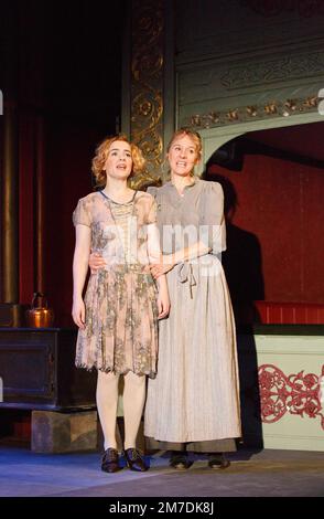 l-r: Maureen o'Connell (Mary Boyle), Niamh Cusack (Juno Boyle) a JUNO E IL PAYCOCK di Sean o'Casey al Bristol Old Vic, Bristol, Inghilterra 10/09/2014 coproduzione con Liverpool Everyman & Playhouse design: Peter Coyte Lighting: Fergus o'Hare regista: Gemma Bodinetz Foto Stock