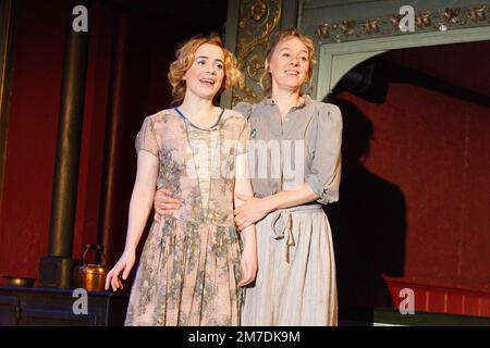 l-r: Maureen o'Connell (Mary Boyle), Niamh Cusack (Juno Boyle) a JUNO E IL PAYCOCK di Sean o'Casey al Bristol Old Vic, Bristol, Inghilterra 10/09/2014 coproduzione con Liverpool Everyman & Playhouse design: Peter Coyte Lighting: Fergus o'Hare regista: Gemma Bodinetz Foto Stock