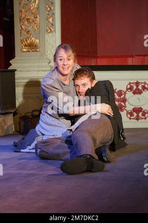 Niamh Cusack (Juno Boyle), Donal Gallery (Johnny Boyle) a JUNO E IL PAYCOCK di Sean o'Casey al Bristol Old Vic, Bristol, Inghilterra 10/09/2014 coproduzione con Liverpool Everyman & Playhouse design: Peter Coyte Lighting: Fergus o'Hare regista: Gemma Bodinetz Foto Stock