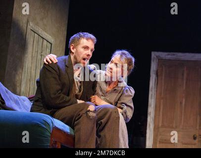 Donal Gallery (Johnny Boyle), Niamh Cusack (Juno Boyle) a JUNO E IL PAYCOCK di Sean o'Casey al Bristol Old Vic, Bristol, Inghilterra 10/09/2014 coproduzione con Liverpool Everyman & Playhouse design: Peter Coyte Lighting: Fergus o'Hare regista: Gemma Bodinetz Foto Stock