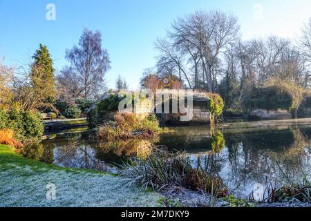 L'Old Castle Bridge nei giardini privati di Mill Street, adiacente ai giardini del castello di Warwick, Warwickshire Inghilterra Foto Stock