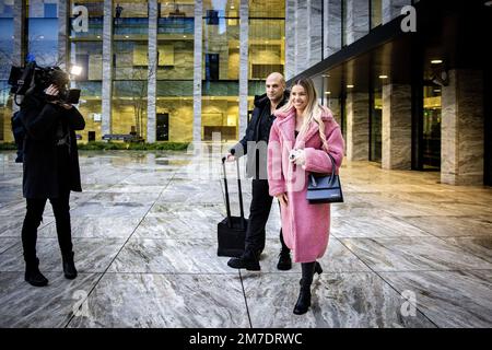 AMSTERDAM - Vlogger Yvonne Coldeweijer lascia il campo. Rachel Hazes e Coldeweijer apparvero in tribunale dopo che Hazes ha presentato un procedimento sommario contro Coldeweijer in cui Hazes chiede che Coldeweijer rimuovere il video che Coldeweijer aveva rimosso dal suo canale di succo vita di Yvonne dopo una citazione, ma ripostendolo alla fine di dicembre. ANP RAMON VAN FLYMEN olanda fuori - belgio fuori Foto Stock