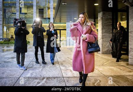 AMSTERDAM - Vlogger Yvonne Coldeweijer lascia il campo. Rachel Hazes e Coldeweijer apparvero in tribunale dopo che Hazes ha presentato un procedimento sommario contro Coldeweijer in cui Hazes chiede che Coldeweijer rimuovere il video che Coldeweijer aveva rimosso dal suo canale di succo vita di Yvonne dopo una citazione, ma ripostendolo alla fine di dicembre. ANP RAMON VAN FLYMEN olanda fuori - belgio fuori Foto Stock