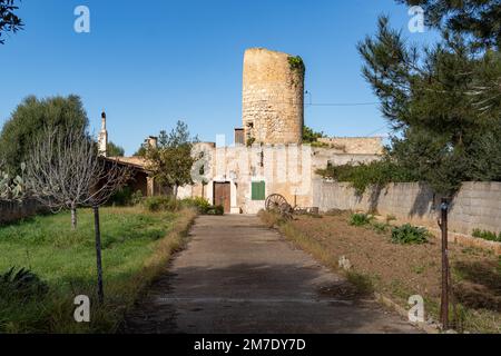 Felanitx, Spagna; gennaio 05 2023: Vecchio mulino in pietra trasformato in una casa chiamata molino de n'hereu, nella città maiorchina di Felanitx, Spagna Foto Stock