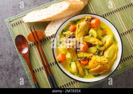 CA Ri GA Vietnamese Coconut Chicken Curry con verdure primo piano in un piatto sul tavolo. Vista orizzontale dall'alto Foto Stock