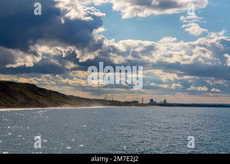 Vista estiva del mare e della spiaggia a nord di Saltburn-by-the-Sea vicino a Redcar nel NorthYorkshire Inghilterra Regno Unito. Foto Stock