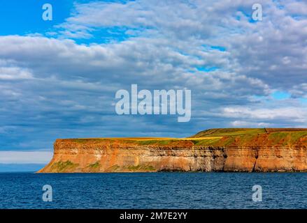 Vista estiva del mare e delle scogliere a sud di Saltburn-by-the-Sea vicino a Redcar nel NorthYorkshire Inghilterra Regno Unito Foto Stock