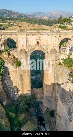 Una vista di Puente Nuevo (Ponte nuovo) a Ronda dall'aria, Spagna Foto Stock
