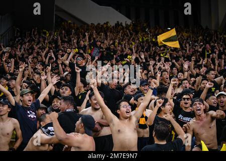 Kuala Lumpur, Malesia. 07th Jan, 2023. I fan della Malesia si rallegrano durante la partita AFF Mitsubishi Electric Cup 2022 tra Malesia e Thailandia allo stadio nazionale Bukit Jalil. Punteggio finale; Malesia 1:0 Thailandia. Credit: SOPA Images Limited/Alamy Live News Foto Stock