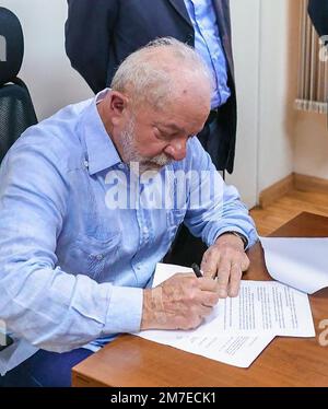 San Paolo, Brasile. 08th Jan, 2023. Il Presidente del Brasile Luiz Inacio Lula da Silva firma documenti durante la sua visita al comune di San Paolo per valutare i danni causati e fornire il sostegno necessario per il lavoro di assistenza e recupero il 8 gennaio 2023, a San Paolo, in Brasile, dopo i sostenitori dell'ex presidente Jair Bolsonaro stormed Congress, La Corte Suprema e il palazzo presidenziale di Brasilia. Foto del Presidente brasiliano Ufficio Stampa/UPI Credit: UPI/Alamy Live News Foto Stock