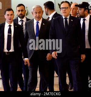 Gerusalemme, Israele. 15th giugno, 2014. Il primo ministro israeliano Benjamin Netanyahu arriva lunedì 9 gennaio a Gerusalemme per una riunione del Partito del Likud nella Knesset, il Parlamento; 2023. Foto di Debbie Hill/ Credit: UPI/Alamy Live News Foto Stock