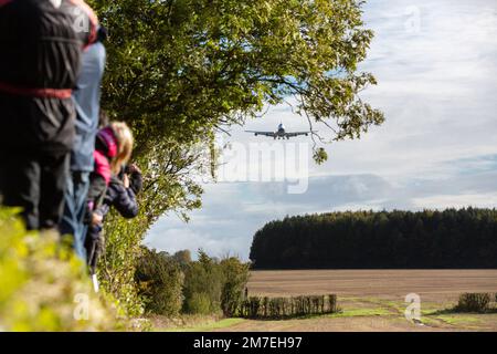 Uno degli ultimi due aerei della British Airways 747 arriva a terra all'aeroporto di Cotswold vicino a Cirencester. La Britiish Airways non ha ritirato la sua flotta di 747 aerei. L'aereo sarà ospitato a Kemble adn possibilmente rotto per le parti. Foto Stock