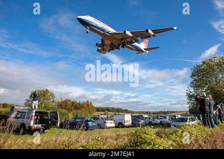 Uno degli ultimi due aerei della British Airways 747 arriva a terra all'aeroporto di Cotswold vicino a Cirencester. La Britiish Airways non ha ritirato la sua flotta di 747 aerei. L'aereo sarà ospitato a Kemble adn possibilmente rotto per le parti. Foto Stock