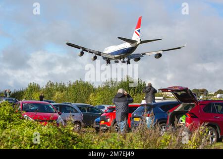 Uno degli ultimi due aerei della British Airways 747 arriva a terra all'aeroporto di Cotswold vicino a Cirencester. La Britiish Airways non ha ritirato la sua flotta di 747 aerei. L'aereo sarà ospitato a Kemble adn possibilmente rotto per le parti. Foto Stock