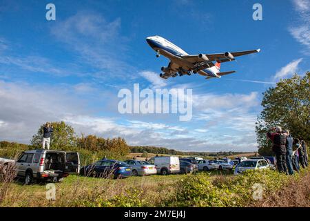 Uno degli ultimi due aerei della British Airways 747 arriva a terra all'aeroporto di Cotswold vicino a Cirencester. La Britiish Airways non ha ritirato la sua flotta di 747 aerei. L'aereo sarà ospitato a Kemble adn possibilmente rotto per le parti. Foto Stock