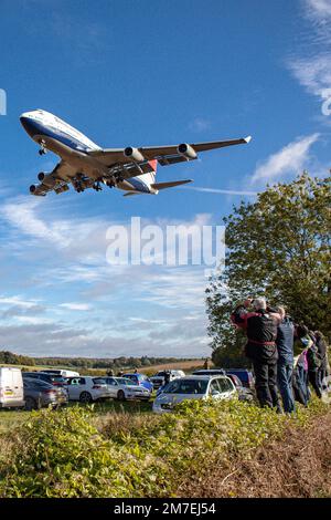 Uno degli ultimi due aerei della British Airways 747 arriva a terra all'aeroporto di Cotswold vicino a Cirencester. La Britiish Airways non ha ritirato la sua flotta di 747 aerei. L'aereo sarà ospitato a Kemble adn possibilmente rotto per le parti. Foto Stock