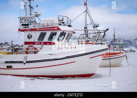 Le barche da pesca congelate nel ghiaccio marino nel porto di Uummannaq, nella Groenlandia occidentale Foto Stock