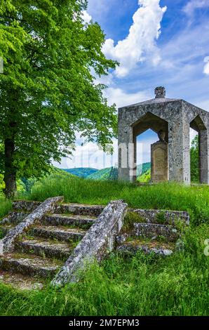 Monumento ai caduti e ai mancati di entrambe le guerre mondiali a Seeburg tra Bad Urach e Münsingen, Baden-Württemberg, Germania. Foto Stock