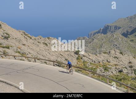 Radfahrer, Serpentinenstraße SA Calobra ma-2141, Serra de Tramuntana, Mallorca, Spanien Foto Stock