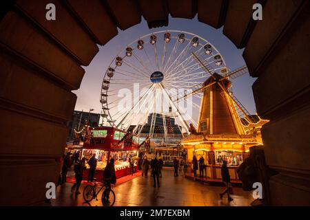 Ora blu del tramonto al Winter Wonderland a Nottingham City, Nottinghamshire Inghilterra Regno Unito Foto Stock