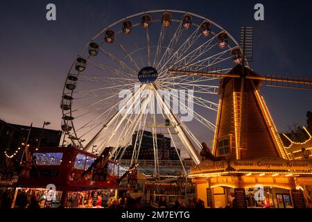 Ora blu del tramonto al Winter Wonderland a Nottingham City, Nottinghamshire Inghilterra Regno Unito Foto Stock