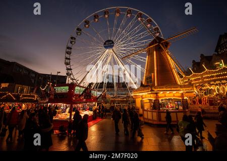 Ora blu del tramonto al Winter Wonderland a Nottingham City, Nottinghamshire Inghilterra Regno Unito Foto Stock