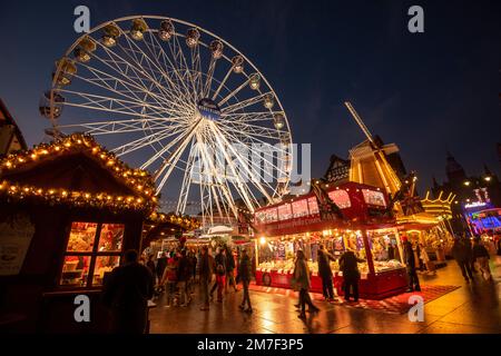 Ora blu del tramonto al Winter Wonderland a Nottingham City, Nottinghamshire Inghilterra Regno Unito Foto Stock