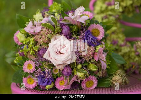 Colorato bouquet di fiori con rose e assaggiatori autunnali Foto Stock